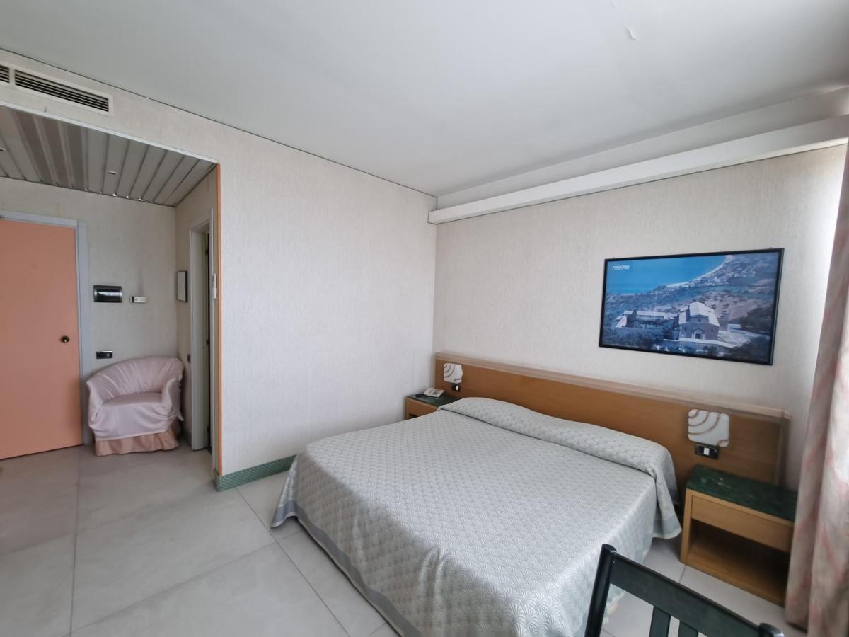 Hotel Thema Rocca San Giovanni Exterior foto
